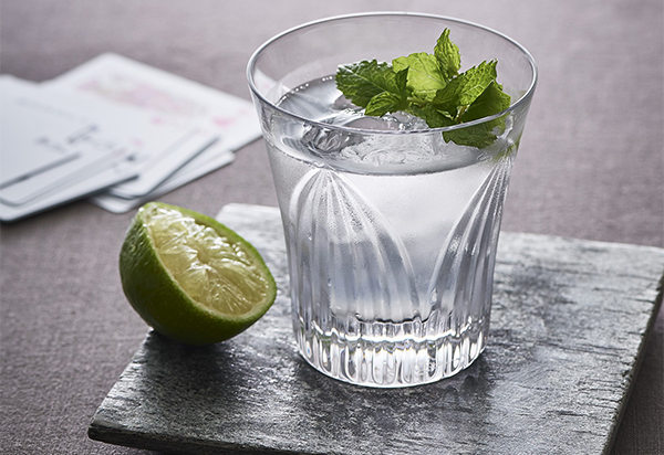 成人の門出を記念する贈り物。「おめでとう」の代わりにウェッジウッドを